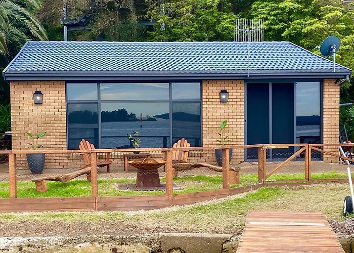 Serenity By The Lake - Romantic Waterfront Couple\'S Getaway