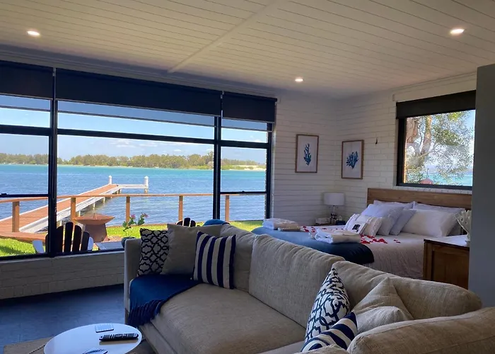 Serenity By The Lake - Romantic Waterfront Couple\'S Getaway